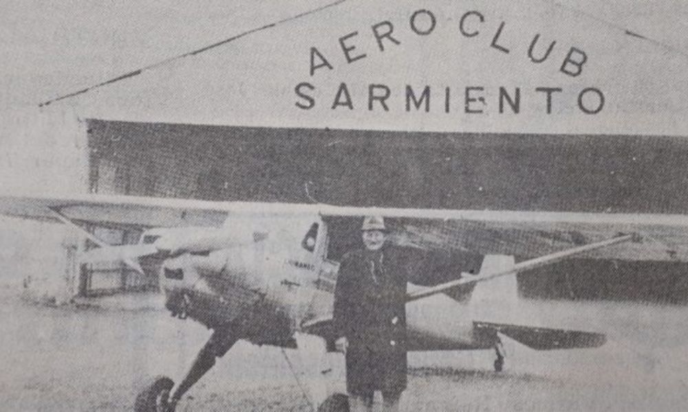 El "abuelo del aire" en el aeroclub que fundó.