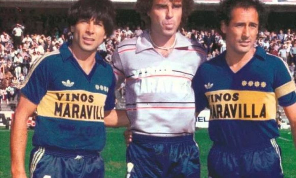 jugadores de boca juniors con la camiseta que dice vinos maravilla