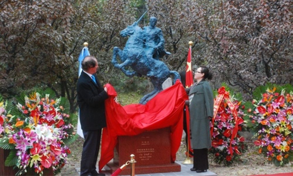 inauguración de monumento a San Martín en China