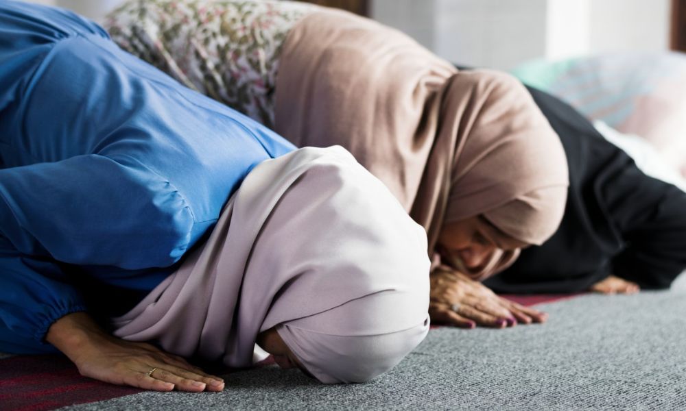 mujeres musulmanas rezando besando el suelo