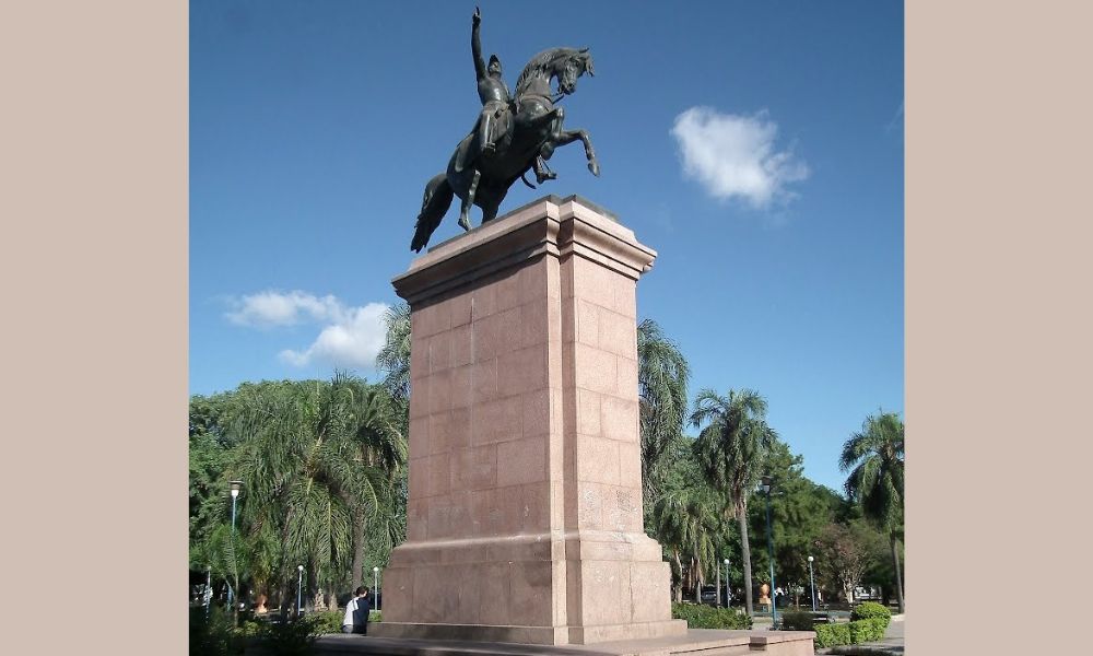 Monumento al General José de San Martín de la Plaza 25 de Mayo de 1810 de Chaco.