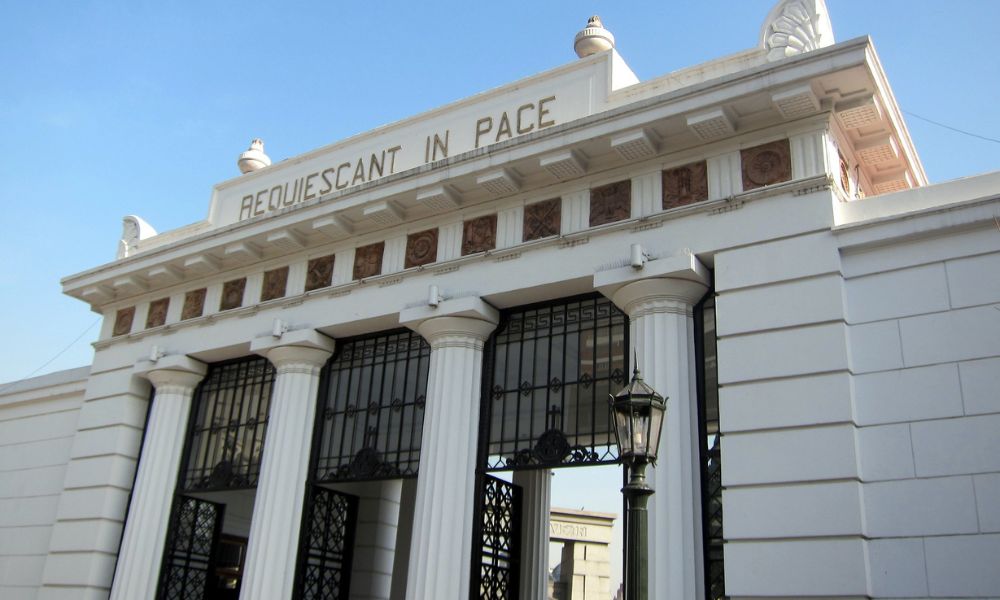 Ingreso al Cementerio de la Recoleta.