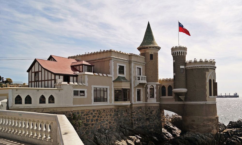 Castillo Wulff con la bandera de Chile.