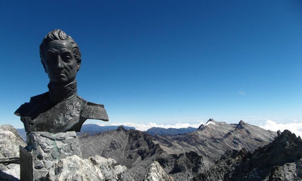 busto de bolívar en una montaña