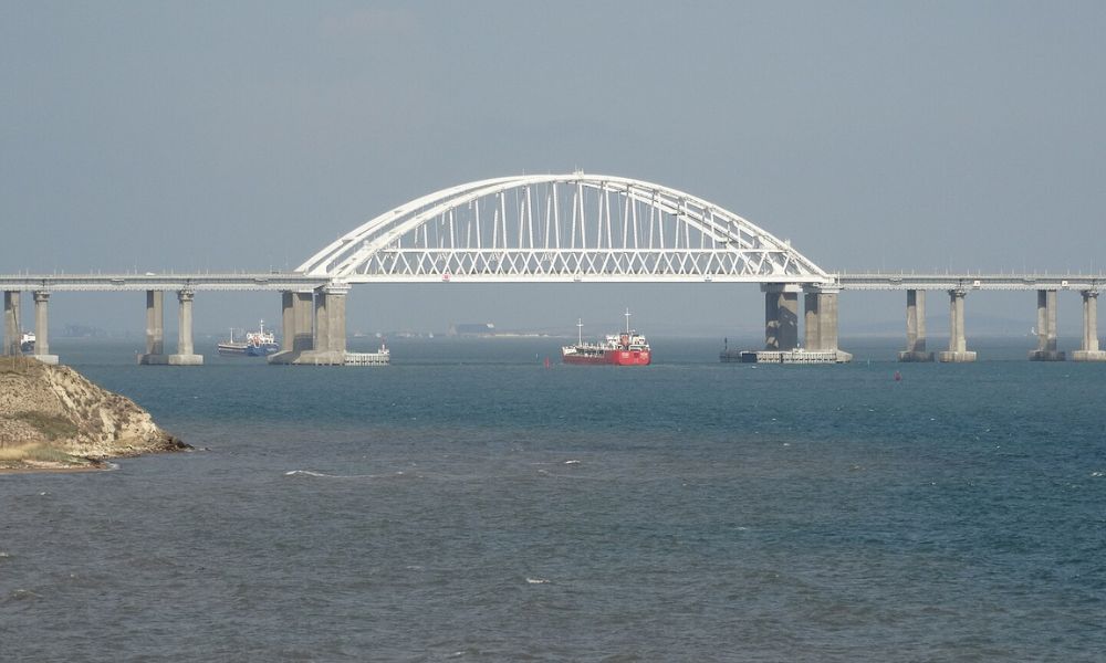 Un barco debajo del puente más largo de Europa.