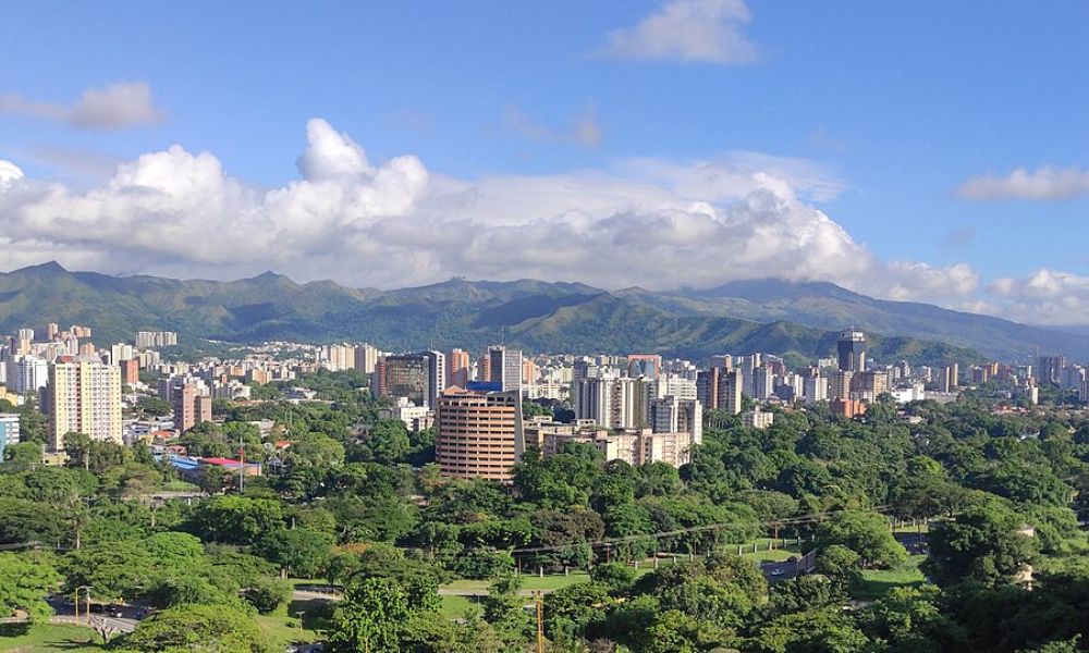 Ciudad sobre la Cordillera de la Costa.