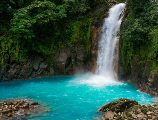 ¿Cuál es la diferencia entre una cascada y una catarata?