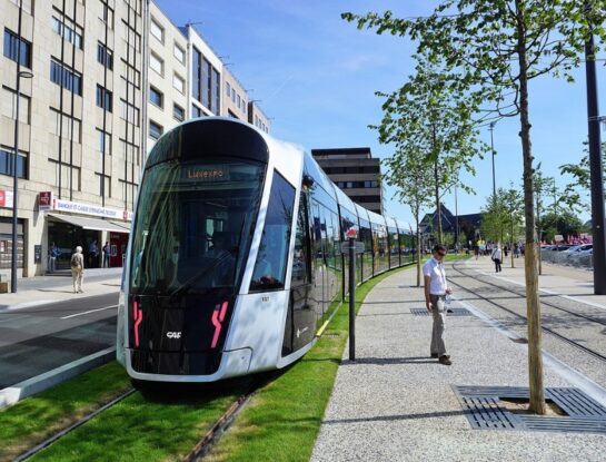 ¿Cuál fue el primer país del mundo en ofrecer transporte público gratuito?