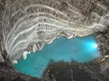 Lago termal subterráneo Neuron