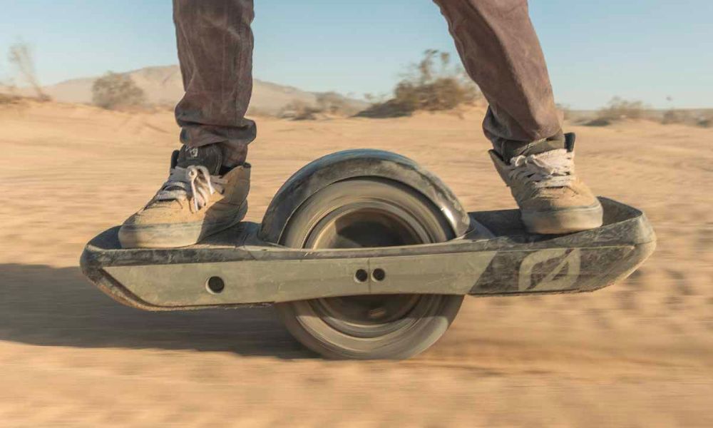 Un Onewheel en la tierra.