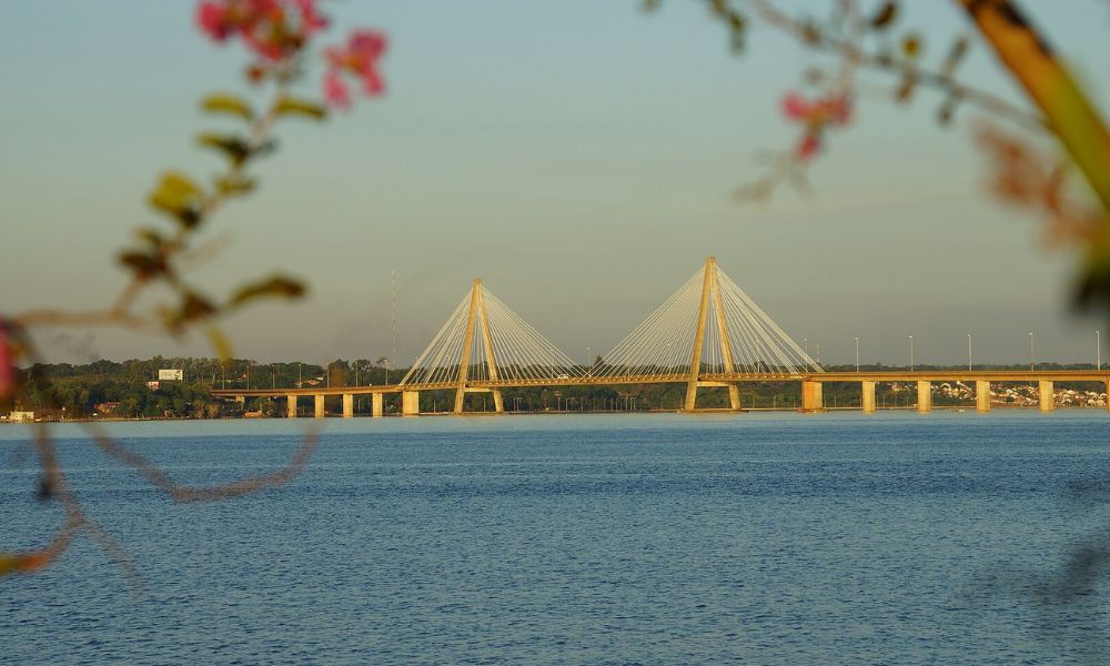 Vista panorámica del Puente Internacional San Roque González de Santa Cruz.