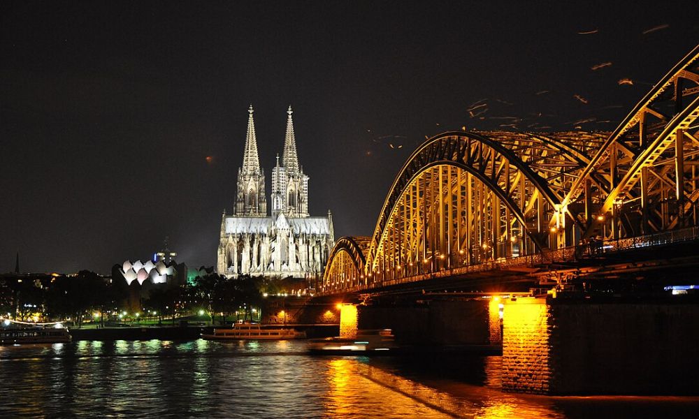 La Catedral de Colonia de noche.
