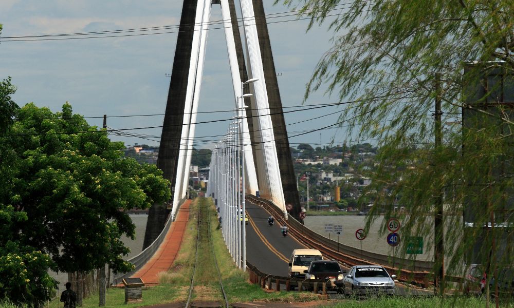 Cruce ferroviario y vehicular del Puente Internacional San Roque González de Santa Cruz.