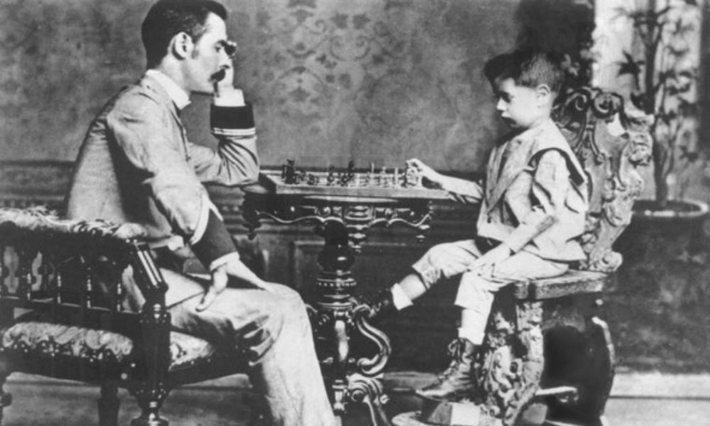 José Raúl Capablanca (niño), futuro campeón mundial de ajedrez, junto a su papá.