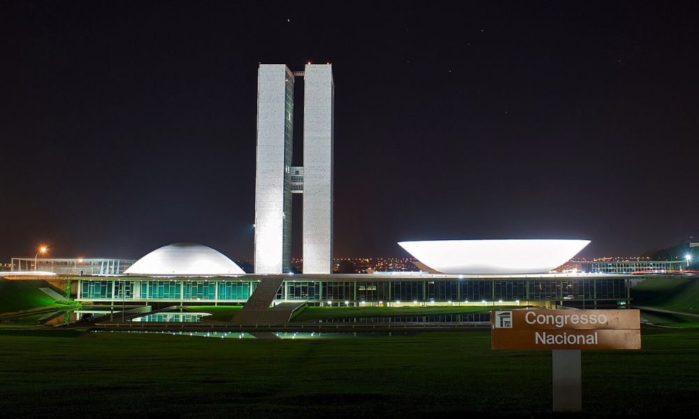 El famoso edificio de Brasil de noche.