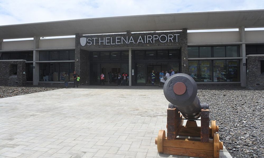 Ingreso al Aeropuerto Internacional Santa Elena.
