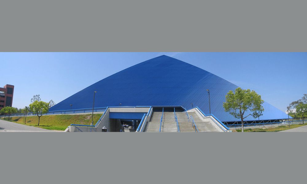 Escaleras del estadio piramidal Walter Pyramid.