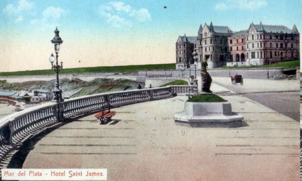 El Saint James en una foto a color.
