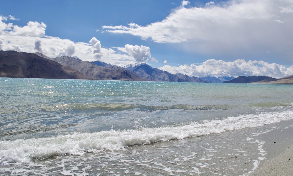 Montañas que rodean al lago Pangong Tso.
