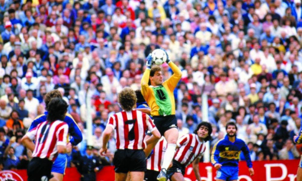 Luis Islas, el único argentino campeón del mundo con 20 años, atajando.