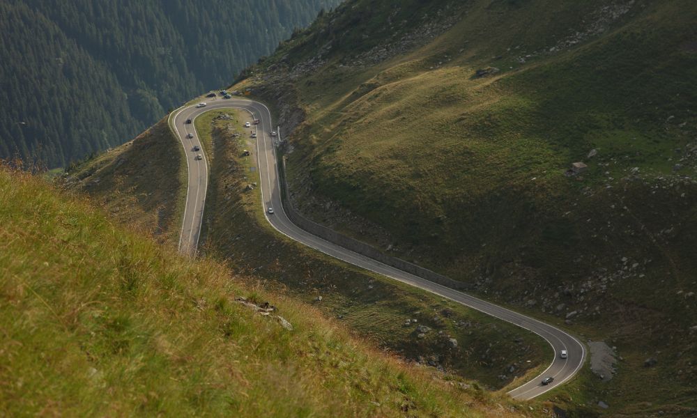 Curvas de la ruta Transfăgărășan de Rumania.