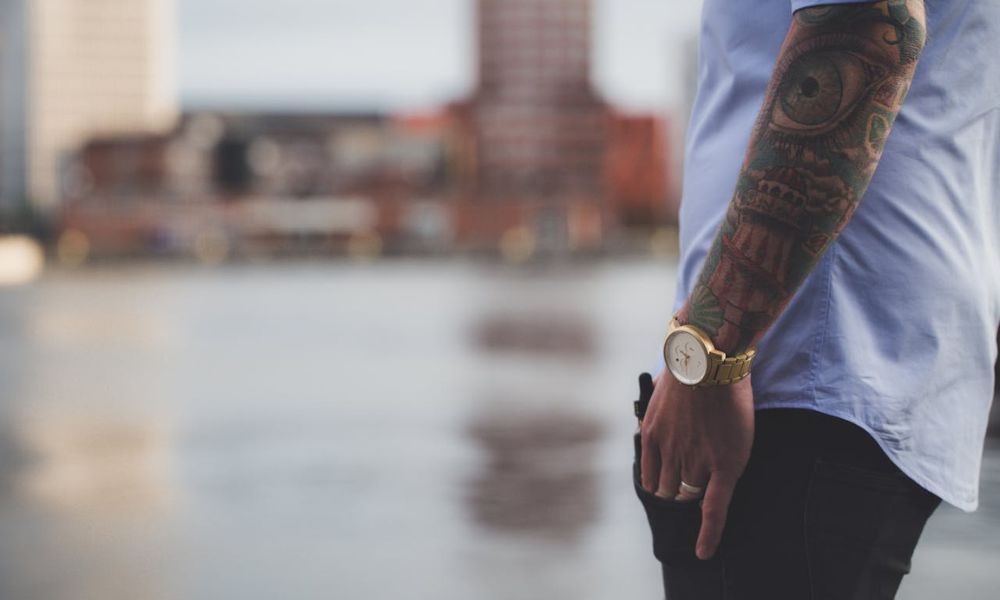 Reloj en la mano izquierda de una persona.