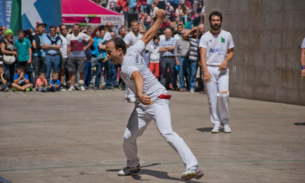Modalidad con la mano de pelota vasca.