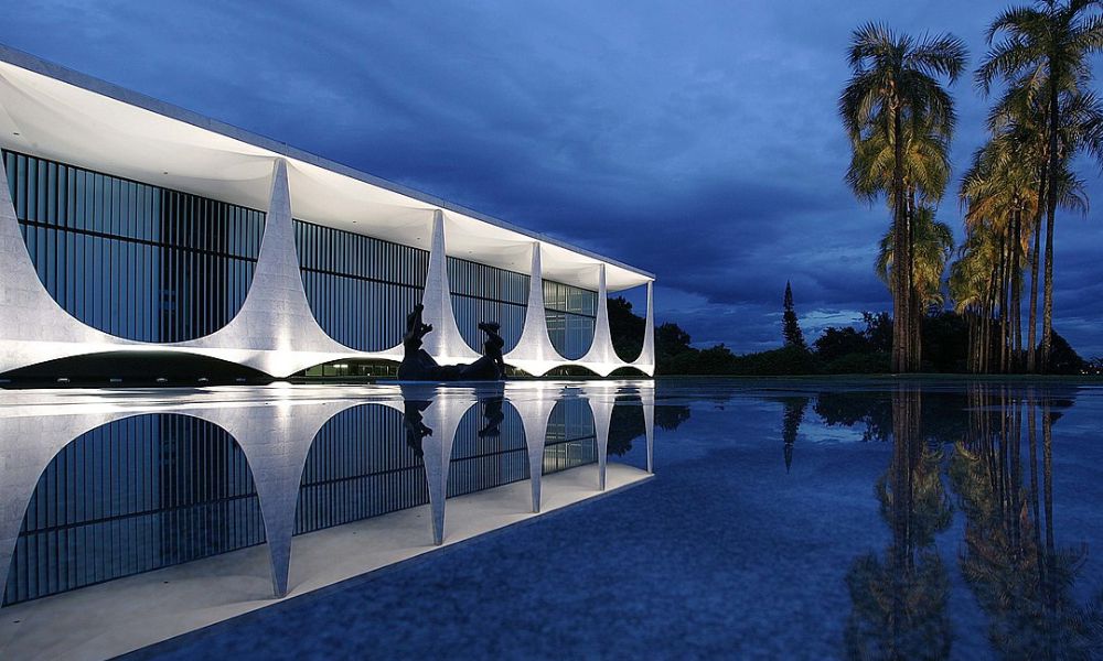 El Palacio de la Alvorada de noche.