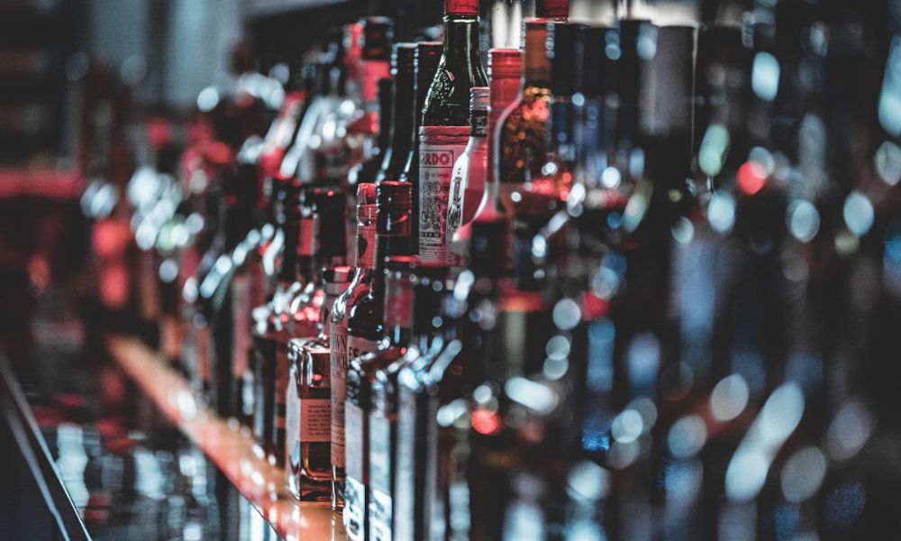 Una bebida alcohólica en un bar.