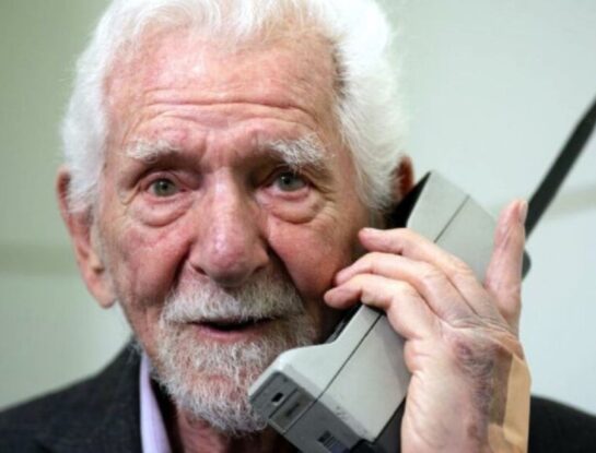 ¿Cuál fue el primer teléfono móvil de mano disponible comercialmente?