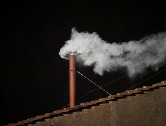 Nuevo papa: ¿por qué sale humo blanco cuando se elige al sumo pontífice?