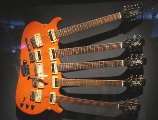 Quint Neck: ¿qué historia tiene esta curiosa guitarra que ya se convirtió en pieza de museo?