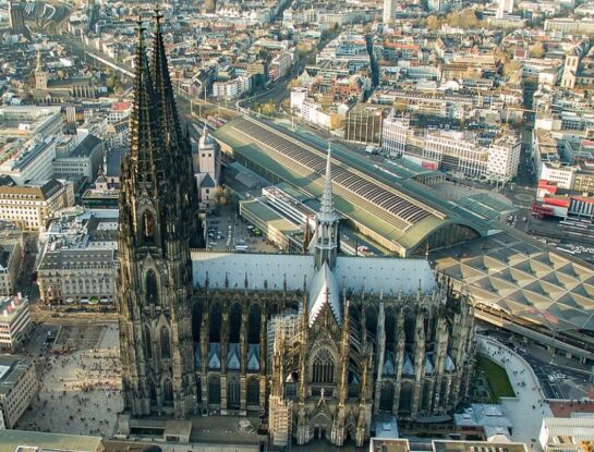 ¿Cuántos años tiene la Catedral de Colonia y por qué es una de las más sorprendentes de Europa?