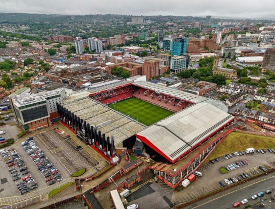 ¿Cuántos años tiene el estadio profesional más antiguo del mundo?