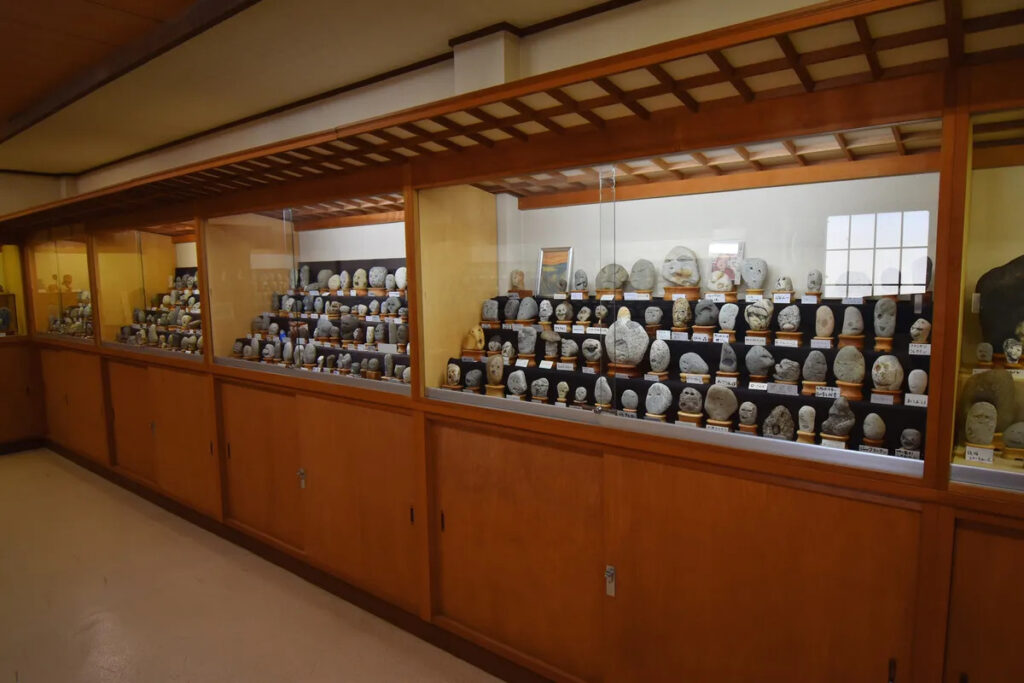 El sorprendente museo de Japón que colecciona piedras con forma de cara