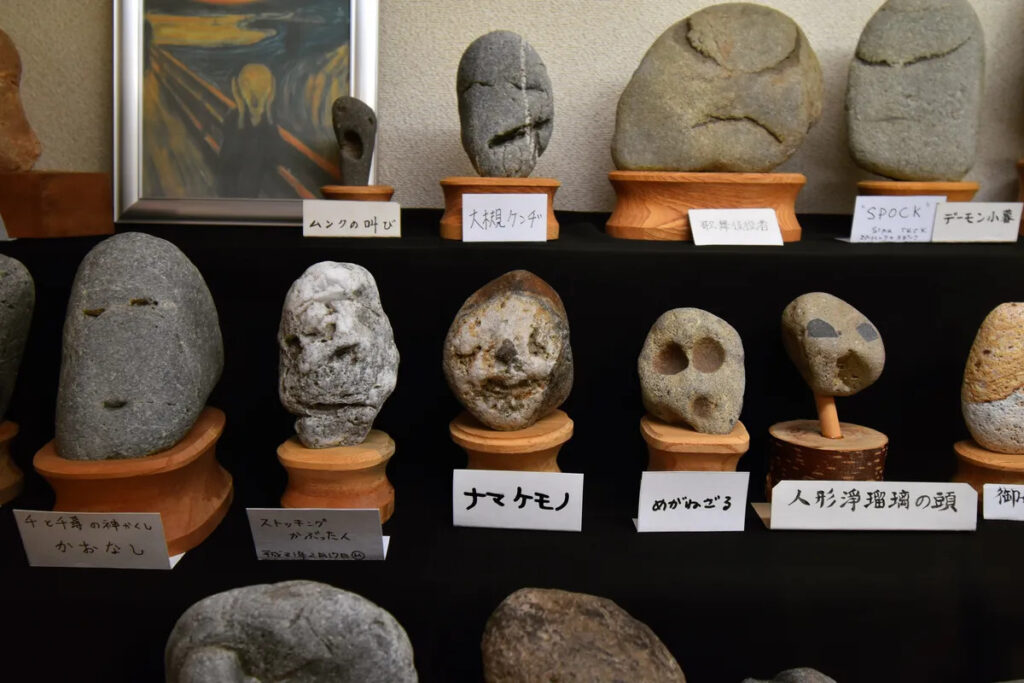 El sorprendente museo de Japón que colecciona piedras con forma de cara