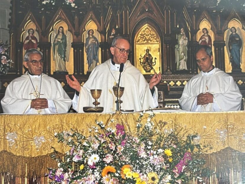 La foto del día que el Papa León XIV visitó Buenos Aires y dio misa junto al Papa Francisco