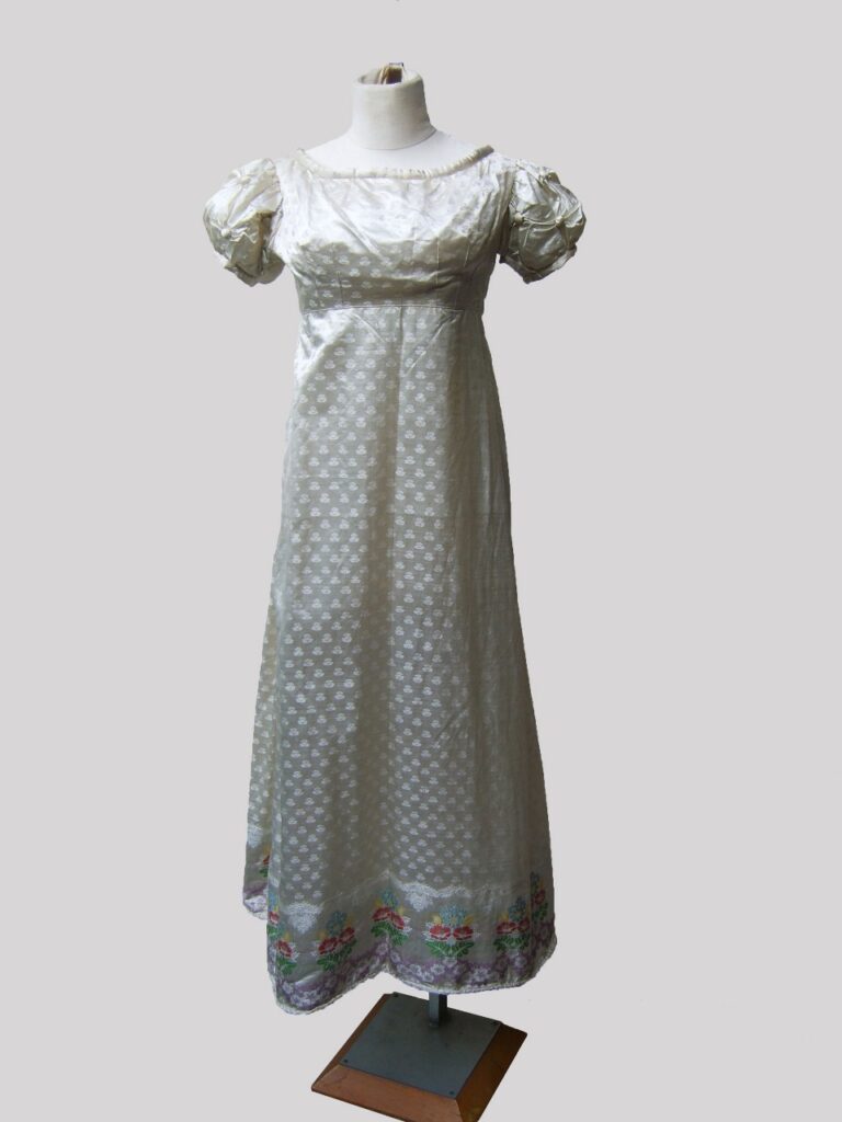 Moda: vestido Estilo Imperio fabricado entre los años 1815 -1818. Integra la Colección del Traje Argentino desde el 15 de junio de 1995.