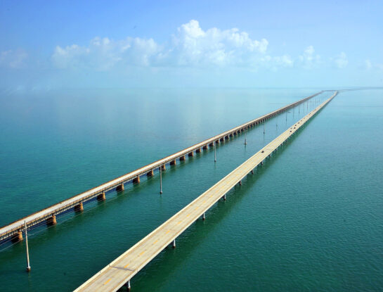 La autopista flotante que atraviesa el mar: una maravilla vial de Estados Unidos
