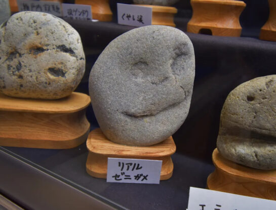 El sorprendente museo de Japón que colecciona piedras con forma de cara