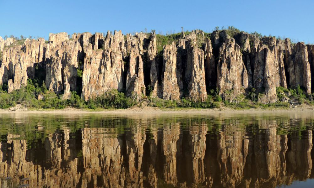 Aspecto de Pilares del Lena desde el río.