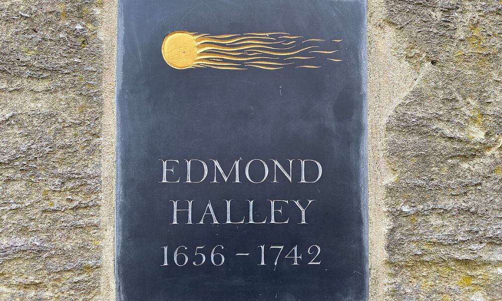 Placa en homenaje a quien descubrió la órbita del cometa Halley.