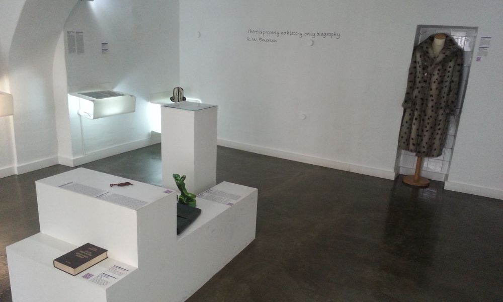 Un sector de la colección del Museo de las Relaciones Rotas.