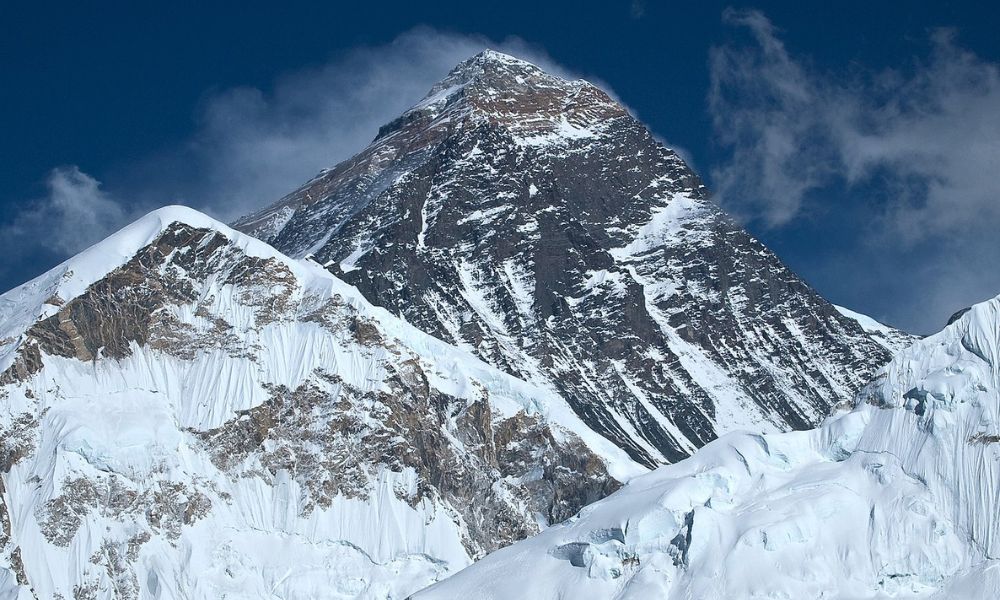 Monte Everest, compartido entre Nepal y China (8.849 metros sobre el nivel del mar), que es considerablemente más elevado que la cumbre más alta de Argentina.