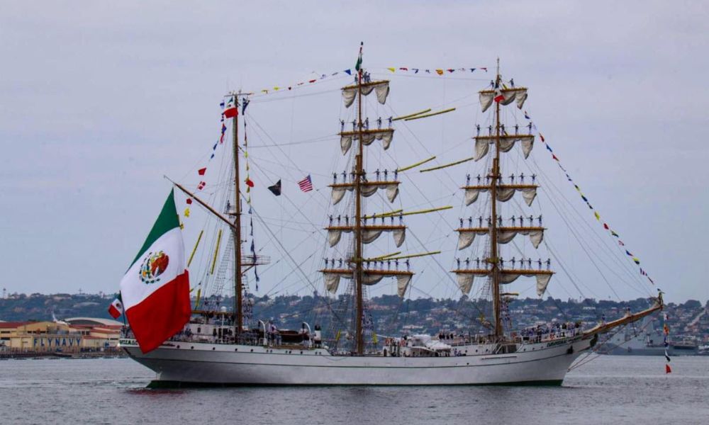 El barco de México con su bandera gigante.