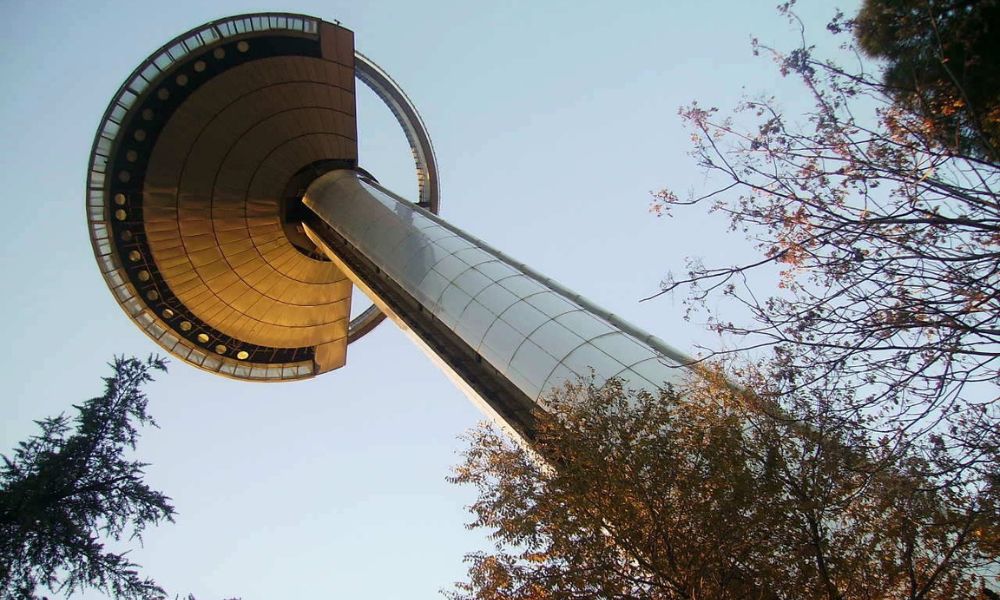 Aspecto del Faro de Moncloa desde la base.