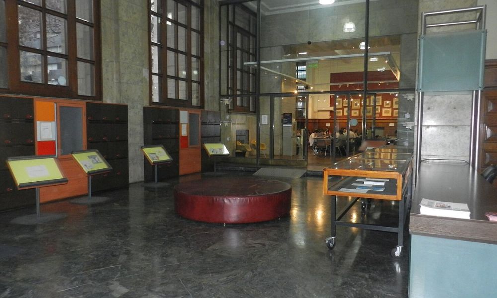 Interior de la biblioteca más grande de Uruguay.