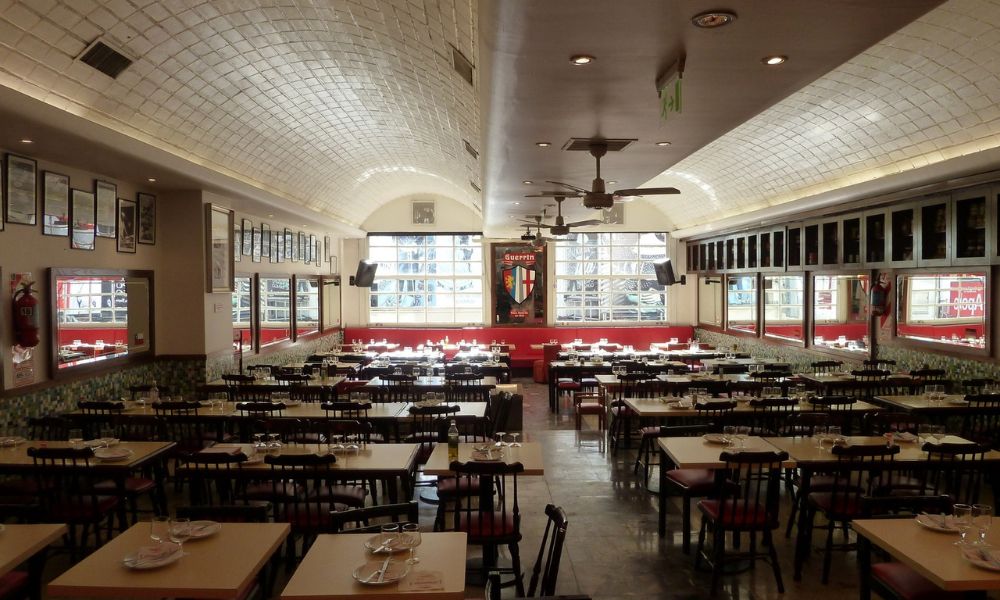 Interior de la pizzería Güerrín.