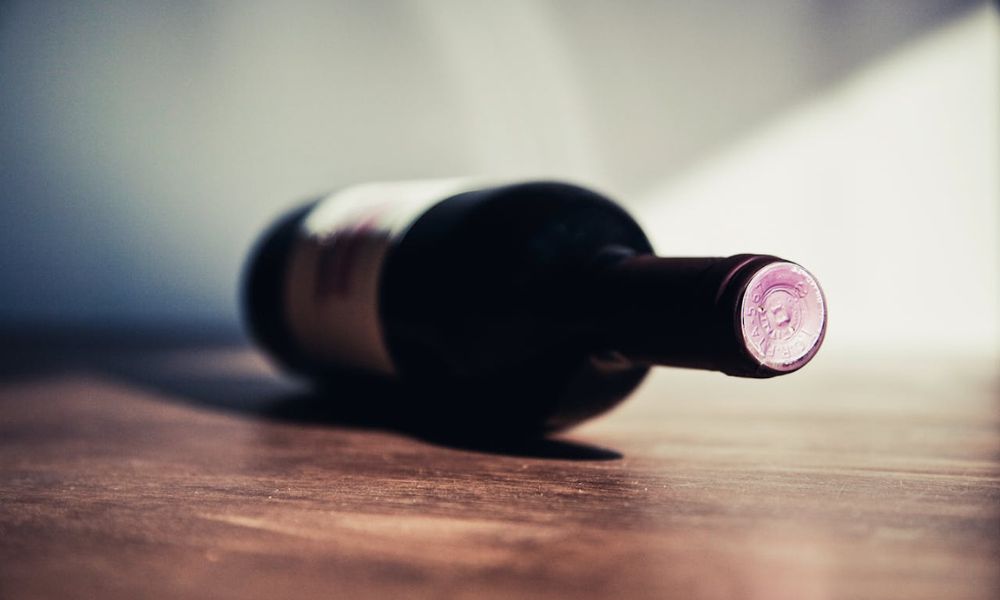 Una botella en representación de la producción de vino.