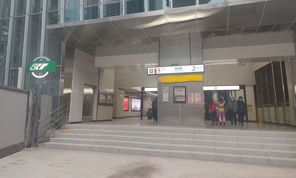 Entrada a la estación de metro más alta del mundo.